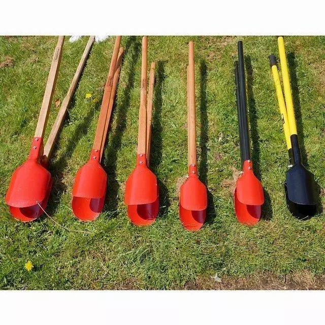 Post outlet hole shovel